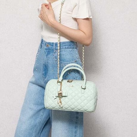 [^:DAZ-60280B]ӂLeBOɃp[t̃{`[t炵fUC{Xg^ɗƂނƂɂtF~jJWAMIXȃX^CO500ml̃ybg{g|[`AzȂǂՂ傫łBPOINTEdazzlinIWi{`[tŃghʂȂX}z⑼̃obOɕtւĂXXȉłIEJƉԕ̗nqUPEetŉڗɂ鍂̂Eۂ݂̂nh͎ɂȂ݂₷tF~jȈہE炵`F[̃V_[XgbvE̗ǂ炩ȃtFCNU[E̓IȃtHidlES̃t@Xi[JEɃI[v|Pbgƃt@Xi[|PbgLEV_[xg͎O\2WAYdlEnhobOX^C̑ɕt̃V_[xgtΌ|΂ߊ|ł̂ŗ󂯂܂EeLA}`莩܂`dazzlin`@BRAND CONCEPTuRipple of color.vSe܂AX`ʂȓACȂBSy݂BȋCAuŎv܂܂ɁBƂ́uDvƏo͂BAFƂǂ̐FałB