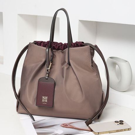 [^:PAD-30520B]lČ`ɐVFoIВ^ƃg[g^AŃtHςIlȃiCg[gobOłiȉƓKxɃnyʂ̍xiCɃU[킹Rrl[VŁAJWAꂢ߂̃eCXg˔Ă܂BВLA4TCYΉŁAig͂Aʋ΁EʊwobOɂ҂łBV_[xgtŁA|E΂ߊ|ƃX^CςĊy߂܂BÔłJ[hP[Xd|CgI咣߂ȂzFfUCIVIyĂȒPȃiC͏d󂵂܂IeʁyʂȂ̂ŃfC[ŃwreԈႢȂIse[}p[NA}U[YobOƂĂg܂yfށẑ邵Ƃ肵ǎȃXvbgU[(v)Ƀ}CNt@Co[(ɍב@ۂ𗧑̓Iɑgݍ킹đgsDzwjH{AϋvƉJ̓łgDꂽƌyʊ܂B ꂪȒPB głϐFA@\ɂDĂ܂By PADMA ph} zBRAND CONCEPTut@bVʂōɃN[ŃO[ĥobOAv[YiuɌgȂĒvƂRZvĝƒauhuPADMA-ph}-vBph}͐ẼX^CbVȃt@bVjX^ɌāAʂꂽ{ɉl̂ɒĂ܂B   