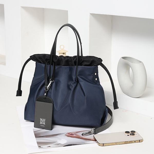 JET SET TRAVEL シークイン フローラルプリント クロスボディ ウィズ