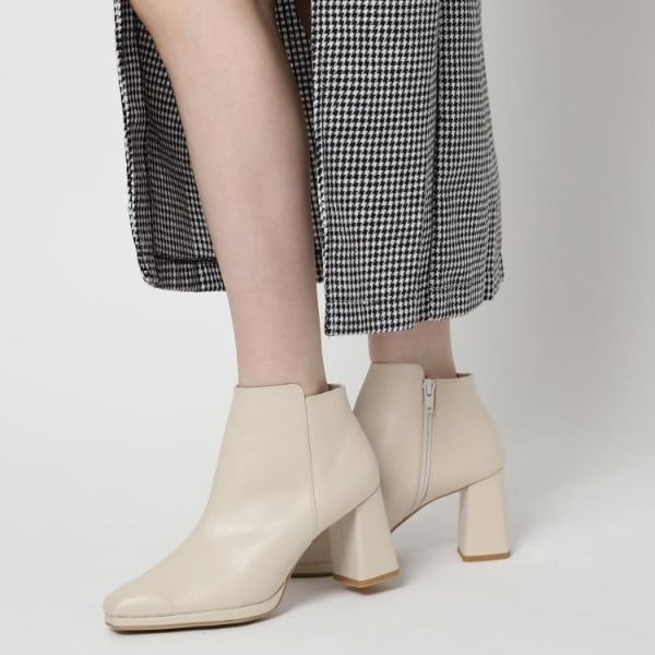 ショートアーモンド アーモンドトゥレースアップ厚底ショートブーツ （ブーツ