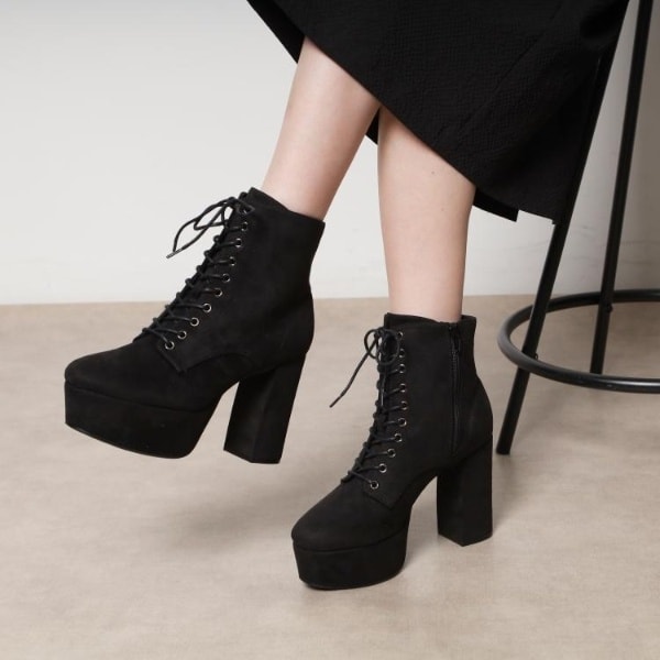 【ラク盛り／ショートブーツ】リピーター続出／脚長美脚　厚底レースアップブーツ