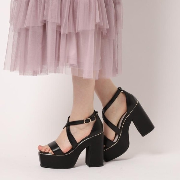 【ラク盛り／サンダル】リピーター続出／脚長美脚　クロスストラップサンダル