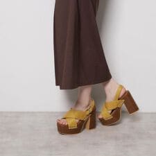 【ラク盛り／サンダル】リピーター続出／脚長美脚 クロススタッズサンダル