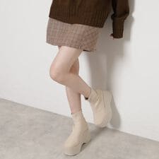 スタイルぐんっとアップ！厚底ニットショートブーツ
