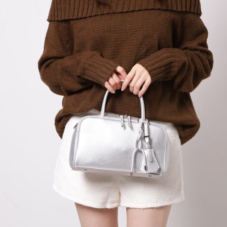 [^ԁFP0604720]VbNŏiȑ݊fUC͂̃{XgobOBVvȂǎȍfނ̎Al̃X^CNUPĂ܂BO\ȃV_[Xgbvt2WAYdlŁAnhobO͂A|΂ߊ|ƂĂ􂵂Ă܂BіڃfUC̃`[肰ȂANZgɂȂAl̏Ƀsb^̎dオłBydlzE|PbgF~2y肨yׂ݂ Cɓo^IXX܂zCɓo^ƁAȏA݌ɏȂǂ󂯂鎖ł܂B킹ăuĥCɓo^ꏏɂ肢܂ylzi摜̓TvïׁAdlJ[ɕύXꍇ܂B\߂B̓ŐFČꍇ܂BƖ̊֌WɂAۂFČꍇ܂B܂Ap\REX}[gtHȂǂ̊ɂA኱iƉ摜̃J[قȂꍇ܂Bd:440g