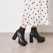 【ラク盛り／ショートブーツ】リピーター続出／脚長美脚 ゴールドライン厚底ショートブーツ