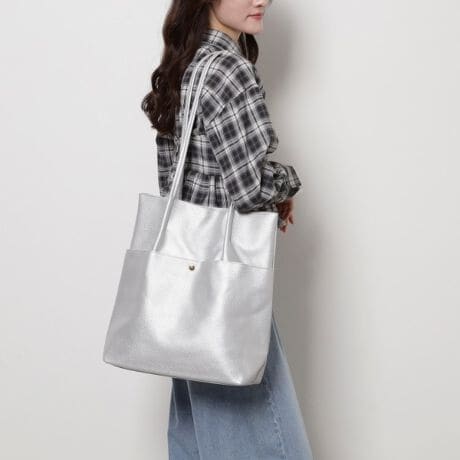 [^ԁFP1001690]Nb^킢AA4TCYۂg[g̓ołI_炩fނ͐ĝɃtBbgOnhŎ₷A̒ʋΒʊwobOɂ҂łBtgɂ͕֗ő傫ȃ|PbgAɂI[v|Pbg2tAX}z⌮̎oyXydlzE|PbgF~2 O~1EA4t@C[y肨yׂ݂ Cɓo^IXX܂zCɓo^ƁAȏA݌ɏȂǂ󂯂鎖ł܂B킹ăuĥCɓo^ꏏɂ肢܂ylzi摜̓TvïׁAdlJ[ɕύXꍇ܂B\߂B̓ŐFČꍇ܂BƖ̊֌WɂAۂFČꍇ܂B܂Ap\REX}[gtHȂǂ̊ɂA኱iƉ摜̃J[قȂꍇ܂Bd:490g