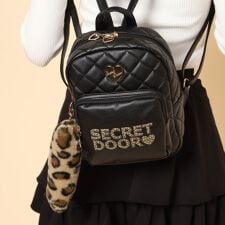 チャーム付きリュック