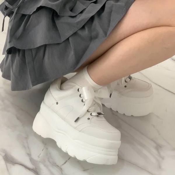 サテンリボンレースアップ厚底スニーカー | シーエス ティーアンドピー