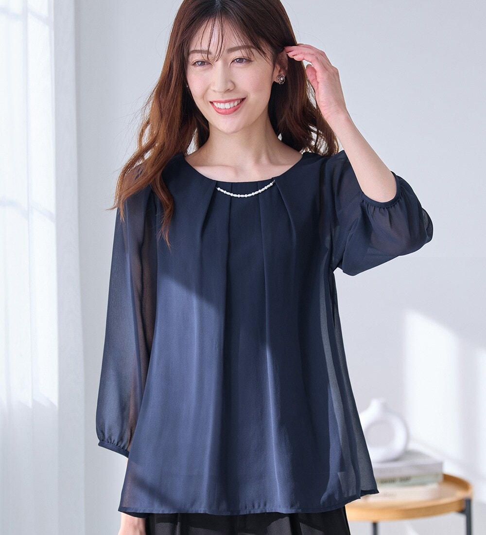 【５つの機能付】アクセ付シフォンタックブラウス（インナー付）