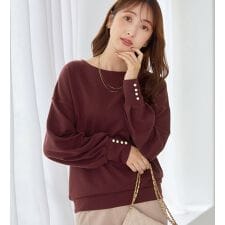 アロッタ(alotta)のパール調ボタン柔らかカットソーゆるトップス