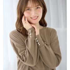 アロッタ(alotta)のパール調ボタン柔らかカットソーゆるトップス