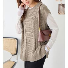 ケーブル柄ニットベスト