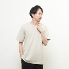 ジオメトリックブリスターVネックハーフスリーブTシャツ