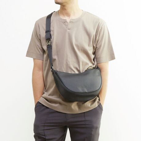 [^:A0454PBG101]"<fUCɂ>g₷⏬ԂȃEh^̃V_[obOłBC̊J͂ǂ瑤łJł铪̃t@Xi[dlAbZW[obOɂ悭gA^b`ŃI[vłobNtV_[e[vdlȂǁAg₷l܂dオɂȂĂ܂B<fނɂ>[XV{̂闎͋C̃tFCNU[gpĂ܂Bėp̍ubNƃlCr[ł̓WJɂȂ܂BF16cm-22cm㕔F32cmF20cm}`Fő9cm"