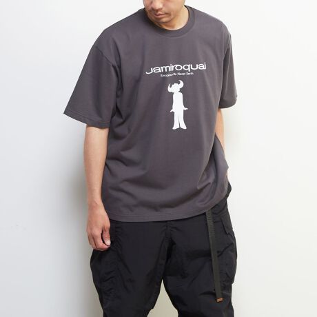 [^:A0459UTS197]"90NAVbhWY̐EŃuCNW~NCBꖇڂ̃X^WIAoAG}[WFV[IvlbgA[X̃R[hWPbg̃OtBbNOʂɁAgbNio[wʂɃvgAVv̂ɑ݊TVc[X܂BbNX̂TCYŁAjZbNXŒĂTVcłB<TCY\L>1XSA2SA3MA4LíwA0457UTS590x ƌ^ԈႢ̓ꏤiƂȂ܂ByJAMIROQUAI/W~NCzCMXog̃A[eBXgBu@[`ECTjeBv^3rdAowgxOEEBYAEgE[rO`W~NCƗɏo悤xi1996Nj͑SE800A{150̑qbgL^Bu@[`@ECTjeBv́A1997NMTV Video Music Awards10Ƀm~l[gꁃŗDGrfI܂4lB1998ŃuO~[܁vł́AŗDG|bvEptH[}X (fI܂̓O[v )܂Ă܂B܂łɑSE3,500ȏ̃g[^EZ[XL^Ă܂Boh͍Nfr[30N}܂B"