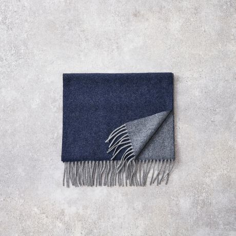 [^:A0454PMF501]<fUCEdl̓>ʂƂnɎdグAVvŐꂽc[gJ[̃o[VufUCłB̓̋CR[fBl[gɍ킹2̕\y߂̂ŁA12ʂ̃X^CO\Bǂ̖ʂgĂiɌ܂Ag̗ǂ͂łBrWlXV[ɂJWAV[ɂRɗnށA~j}ŖÔȂfUCɎdグĂ܂B<fނɂ>ґɃJV~A100%gpA㎿ȔG肪̃o[Vu}t[łBJV~AL̂Ȃ߂炩ŏ_炩Ȏ́AxGꂽȂSn悳By₩łȂۉɗDA񌳂D߂Ă܂BVRfނȂł͂̏iȌ򊴂ƁAgقǂɓޕ̕ώBpAÑACełB<TCY>TCY30cm~160cmƁA悢{[̃X^_[hȎdオBrWlXR[g̏ォ犪ĂƂ܂Ƃ܂AX[cX^CiグĂ܂BAjbgu]ȂǃJWAȃAE^[Ƃ̑QŁAONEOFF킸LV[Ŋ􂵂܂B傫ȂTCYȂ̂ŁA̕ɂg郆jZbNXȃACełBjpŃVFAAyAŊyނ̂߂łBEMtgɂߏ㎿ȃJV~A100%fނƁAV[I΂Ȃg₷A؂ȕւ̃MtgɂœKłBNX}Xv[go^Cf[AzCgf[AƁEŵjȂǁAʂȓ̑蕨ƂĊ΂邱ƊԈႢȂBʂN킸₷fUCŁAӂ̋C`ACeƂĂ҂łB