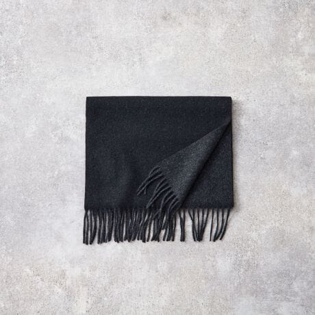 [^:A0454PMF501]<fUCEdl̓>ʂƂnɎdグAVvŐꂽc[gJ[̃o[VufUCłB̓̋CR[fBl[gɍ킹2̕\y߂̂ŁA12ʂ̃X^CO\Bǂ̖ʂgĂiɌ܂Ag̗ǂ͂łBrWlXV[ɂJWAV[ɂRɗnށA~j}ŖÔȂfUCɎdグĂ܂B<fނɂ>ґɃJV~A100%gpA㎿ȔG肪̃o[Vu}t[łBJV~AL̂Ȃ߂炩ŏ_炩Ȏ́AxGꂽȂSn悳By₩łȂۉɗDA񌳂D߂Ă܂BVRfނȂł͂̏iȌ򊴂ƁAgقǂɓޕ̕ώBpAÑACełB<TCY>TCY30cm~160cmƁA悢{[̃X^_[hȎdオBrWlXR[g̏ォ犪ĂƂ܂Ƃ܂AX[cX^CiグĂ܂BAjbgu]ȂǃJWAȃAE^[Ƃ̑QŁAONEOFF킸LV[Ŋ􂵂܂B傫ȂTCYȂ̂ŁA̕ɂg郆jZbNXȃACełBjpŃVFAAyAŊyނ̂߂łBEMtgɂߏ㎿ȃJV~A100%fނƁAV[I΂Ȃg₷A؂ȕւ̃MtgɂœKłBNX}Xv[go^Cf[AzCgf[AƁEŵjȂǁAʂȓ̑蕨ƂĊ΂邱ƊԈႢȂBʂN킸₷fUCŁAӂ̋C`ACeƂĂ҂łB