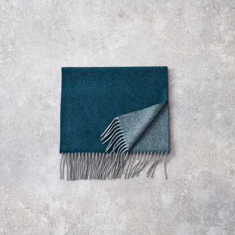 [^:A0454PMF501]<fUCEdl̓>ʂƂnɎdグAVvŐꂽc[gJ[̃o[VufUCłB̓̋CR[fBl[gɍ킹2̕\y߂̂ŁA12ʂ̃X^CO\Bǂ̖ʂgĂiɌ܂Ag̗ǂ͂łBrWlXV[ɂJWAV[ɂRɗnށA~j}ŖÔȂfUCɎdグĂ܂B<fނɂ>ґɃJV~A100%gpA㎿ȔG肪̃o[Vu}t[łBJV~AL̂Ȃ߂炩ŏ_炩Ȏ́AxGꂽȂSn悳By₩łȂۉɗDA񌳂D߂Ă܂BVRfނȂł͂̏iȌ򊴂ƁAgقǂɓޕ̕ώBpAÑACełB<TCY>TCY30cm~160cmƁA悢{[̃X^_[hȎdオBrWlXR[g̏ォ犪ĂƂ܂Ƃ܂AX[cX^CiグĂ܂BAjbgu]ȂǃJWAȃAE^[Ƃ̑QŁAONEOFF킸LV[Ŋ􂵂܂B傫ȂTCYȂ̂ŁA̕ɂg郆jZbNXȃACełBjpŃVFAAyAŊyނ̂߂łBEMtgɂߏ㎿ȃJV~A100%fނƁAV[I΂Ȃg₷A؂ȕւ̃MtgɂœKłBNX}Xv[go^Cf[AzCgf[AƁEŵjȂǁAʂȓ̑蕨ƂĊ΂邱ƊԈႢȂBʂN킸₷fUCŁAӂ̋C`ACeƂĂ҂łB