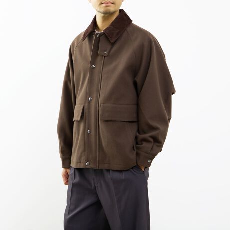 [^:A0459FJM597]IIt킸􂷂AꂽJWAX^C̒ԃACefUCɂātB[hWPbgx[Xɂ~h̃u]B|Pbgɂ͎[͂̂傫ڂ̃tbv|PbgƁApIȃnhEH[}[|PbgzuĂ܂B܂ɂ̓R[fCfނgpA肰ȂANZgɁB`tbvtŁA܂𗧂ĂăX^hJ[ƂĂpł2WAYdlłBfނɂāE[̂悤ȏ㎿ȕƒĝ݂E[CNt@ubNgpBW[WgDɂKxȐLkŁAKȒSnƓ₷Ă܂Bڂ̗\Ǝp˔Al̓풅ɑfނłBTCYɂā̍LOX[u̗pAg⌨ɂƂChVGbgB~hɐݒ肷邱ƂŒ悢{[ɗ}AoX̗ǂVGbgɎdグĂ܂BLX^COɑΉłꒅłBTCY\L2SA3MA4Lmodel:H179 B95 W84 H98 pTCY4(L)