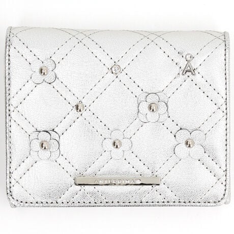 [^:10918]\tgȎRrvɃLeBOH{āAӂƂGɎdグV[YB x[VbNȃ_C̃LeBOłAɃt[u[`Ȃǂ~bNX Ĕzu邱ƂŁAANTEPRIMA炵؂₩oĂ܂B[[܂̎DB̃J[h߂̕ɂ߂̃ACełBJ[h|Pbg16/D2/K1/|Pbg6/O|Pbg1Aev}̃RNVe[} uRe/Generationsv uߋƖ镗iv𗷂悤ȐEς璅zB mX^WbNȉƁAIȐJ[pbg̓RNVےglIEmX^WAhfoĂ܂B A[eBXg򎁂̍i璅z𓾂AL@IȃtHjAXFgA ɊYȂ݊v܂B @\̔oXށAAev}Ȃł͂̐VNtc}Vbvy݂B