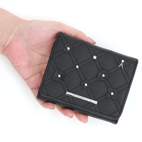 [^:10918]\tgȎRrvɃLeBOH{āAӂƂGɎdグV[YB x[VbNȃ_C̃LeBOłAɃt[u[`Ȃǂ~bNX Ĕzu邱ƂŁAANTEPRIMA炵؂₩oĂ܂B[[܂̎DB̃J[h߂̕ɂ߂̃ACełBJ[h|Pbg16/D2/K1/|Pbg6/O|Pbg1Aev}̃RNVe[} uRe/Generationsv uߋƖ镗iv𗷂悤ȐEς璅zB mX^WbNȉƁAIȐJ[pbg̓RNVےglIEmX^WAhfoĂ܂B A[eBXg򎁂̍i璅z𓾂AL@IȃtHjAXFgA ɊYȂ݊v܂B @\̔oXށAAev}Ȃł͂̐VNtc}Vbvy݂B