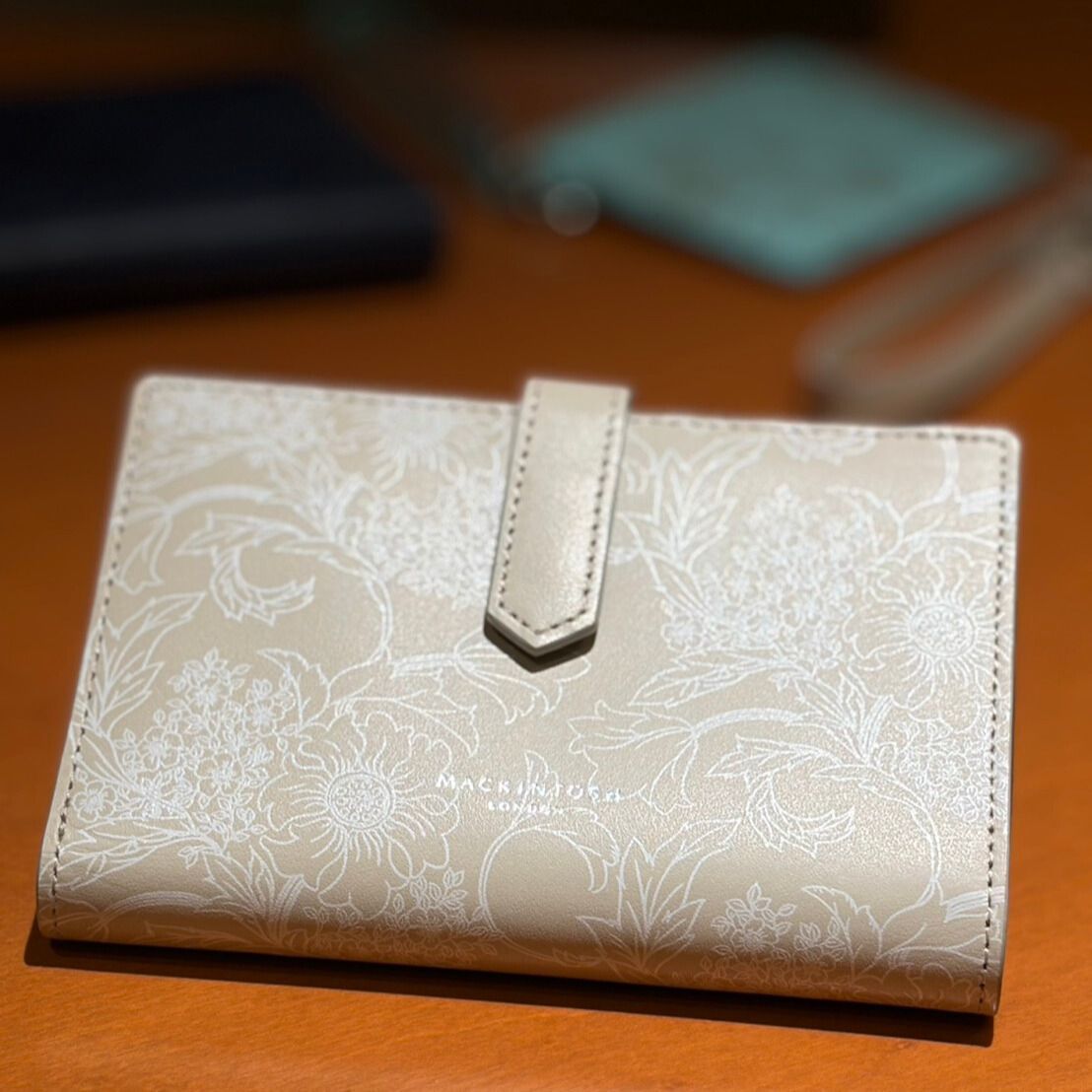 マッキントッシュロンドン バイブリーフラワ― ミドル二つ折り財布