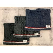 ウィングス(Wing-s)のニットネックウォーマー 縄編みｘトリコロールライン 裏ボア 内ポケット付