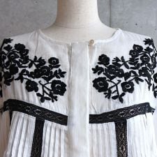 ハンド刺繍半袖ブラウス