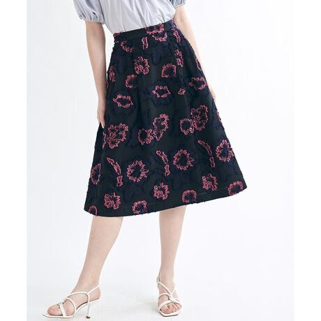 [型番：3146515]美人オーラを振りまく上品スカート【fabric】糸をフリンジのような見え感に残した、日本製のカットジャカード生地。生地の立体感がありながら、ベースの生地は薄いので夏まで着やすい素材感です。落ち感のあるソフトな風合いと、美しい配色が特徴。ネイビー×ピンクフラワー、イエロー×イエローフラワーの2色展開です。                                                 　　　　　　　　　　　　　【detail】タックだけで表現した、たっぷりとしたフレアシルエットが特徴。軽やかなカラーと素材感で、品良く着こなせる旬なデザイン。腰まわり膨らみも気にならず、すっきりとエレガントに着こなせる1着です。【styling】上品な華やかさのあるデザインだからシンプルなコーディネートに取り入れるだけで存在感大。コンパクトなトップスを合わせるとバランスよく着こなせます。