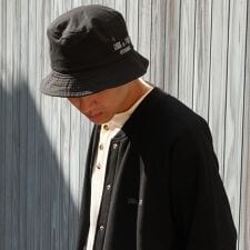 ロゴ刺繍入りバケットハット