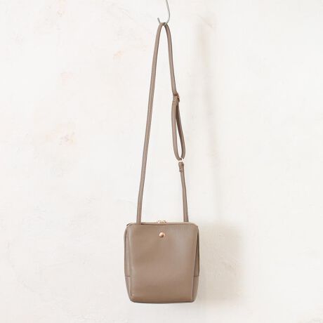 [^:gkshoulder]yuhz m[uh NO BRANDyiz 3wyʃV_[y[J[^ԁz yizyFȃV[ŃwreẑdオŁAgQIu3wyʃV_[vBy~j}X^Cɂ߁zTbƎo~fBTCYBîoɂ͂AsȂǂɂ߁By肪󂢂ĈړNNzV_[̒𒲐߂A|΂ߊ|BRɎgāAANeBuɓIyd₷3wdāzC[ɉA|Pbgzu3w\B萮ځyKoƊJ_ut@Xi[zC͍Eǂ炩I[vBgmF₷ATT}`tłڂꗎK[hBy}XgACeЂƂ܂Ƃ߁zzpX|[gȂǁAMdiۂBRpNgȂAKvȕ͂ƁBy}Olbg{^Ń^b`Jz͂炸ŊJł邠|PbgBpXP[XX}zȂǁAXȏINByׁXAqm炸zC[wʂɃ|PbgzuBTNbƎoOKIyy₩ȎgSnŃXgXt[zȂǂ̎gpyAyʂȂɁB̂ɕSɂ̂|CgByghɍEꂸpzN◬s킸₷AVvȃfUCBCɓ̃J[`CXy|PbgdlzC[FI[v|Pbg~1C[OF|Pbg~2wʁFI[v|Pbg~1yfށzvyYz yTCYz[c]22cm^[(ꕔ)]18cm[}`]7.5cmi6.5cm+0.5cm+0.5cmj[V_[]76cm`130cmi߉\jTCY͓Xv̎TCYłBۂ̏iȂтɃ[J[\LTCYƂ͑̌덷ꍇ܂B炩߂Bydʁz248gyӓ_zŇo߂C̎x⎇OAM≘ꓙɂA򉻂Ȃǂꍇ܂BԓɂACARȂǂɂFFڂ肷邱Ƃ܂B舵̍ۂ́AipbP[WȂǂɋLڂĂi\AAeV^OAgp̒ӎȂǂKmFB{̖ړIȊOɂ͂gpɂȂȂŉBJ⃂j^[̐ɂA摜Ǝ̐F̈Ⴂꍇ܂̂ł肢܂BypV[zv[g 蕨 Mtg Ԃ zj V j jV_[ ~j y ʔ ~jV_[ V_[obO V_[obN | ȂȂߊ| ΂߂ ~jV_[obO    3w Vv n fB[X Y jp jZbNX  IV