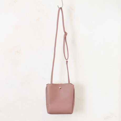 [^:gkshoulder]yuhz m[uh NO BRANDyiz 3wyʃV_[y[J[^ԁz yizyFȃV[ŃwreẑdオŁAgQIu3wyʃV_[vBy~j}X^Cɂ߁zTbƎo~fBTCYBîoɂ͂AsȂǂɂ߁By肪󂢂ĈړNNzV_[̒𒲐߂A|΂ߊ|BRɎgāAANeBuɓIyd₷3wdāzC[ɉA|Pbgzu3w\B萮ځyKoƊJ_ut@Xi[zC͍Eǂ炩I[vBgmF₷ATT}`tłڂꗎK[hBy}XgACeЂƂ܂Ƃ߁zzpX|[gȂǁAMdiۂBRpNgȂAKvȕ͂ƁBy}Olbg{^Ń^b`Jz͂炸ŊJł邠|PbgBpXP[XX}zȂǁAXȏINByׁXAqm炸zC[wʂɃ|PbgzuBTNbƎoOKIyy₩ȎgSnŃXgXt[zȂǂ̎gpyAyʂȂɁB̂ɕSɂ̂|CgByghɍEꂸpzN◬s킸₷AVvȃfUCBCɓ̃J[`CXy|PbgdlzC[FI[v|Pbg~1C[OF|Pbg~2wʁFI[v|Pbg~1yfށzvyYz yTCYz[c]22cm^[(ꕔ)]18cm[}`]7.5cmi6.5cm+0.5cm+0.5cmj[V_[]76cm`130cmi߉\jTCY͓Xv̎TCYłBۂ̏iȂтɃ[J[\LTCYƂ͑̌덷ꍇ܂B炩߂Bydʁz248gyӓ_zŇo߂C̎x⎇OAM≘ꓙɂA򉻂Ȃǂꍇ܂BԓɂACARȂǂɂFFڂ肷邱Ƃ܂B舵̍ۂ́AipbP[WȂǂɋLڂĂi\AAeV^OAgp̒ӎȂǂKmFB{̖ړIȊOɂ͂gpɂȂȂŉBJ⃂j^[̐ɂA摜Ǝ̐F̈Ⴂꍇ܂̂ł肢܂BypV[zv[g 蕨 Mtg Ԃ zj V j jV_[ ~j y ʔ ~jV_[ V_[obO V_[obN | ȂȂߊ| ΂߂ ~jV_[obO    3w Vv n fB[X Y jp jZbNX  IV