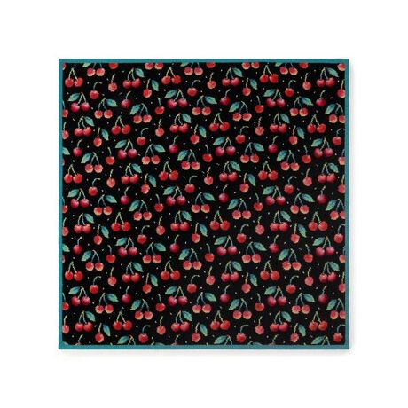 [^ԁF2I2525077575]̃`F[ɖڂDu`F[hbgṽveBoXłBȃhbggݍ킹邱ƂŁA舤炵\Ɏdグ܂BVj[DȂł̗͂DGꂵ|CgBp炿ƂMtgɂ܂ŏd󂷂ACełByPATTERN CONCEPTzCHERRY DOTSi`F[hbgj`}eBbNȋCɂȂā`N₩ɋP`F[ɂ́AVG߂ɌC܂Ă݂Bɗh`F[ɁA킢hbggbsOA炵MtĝłI͂̏íAʐ^ƕ̈ʒuقȂꍇ܂B̔zuɂĂ̂ẃA邱Ƃł܂B