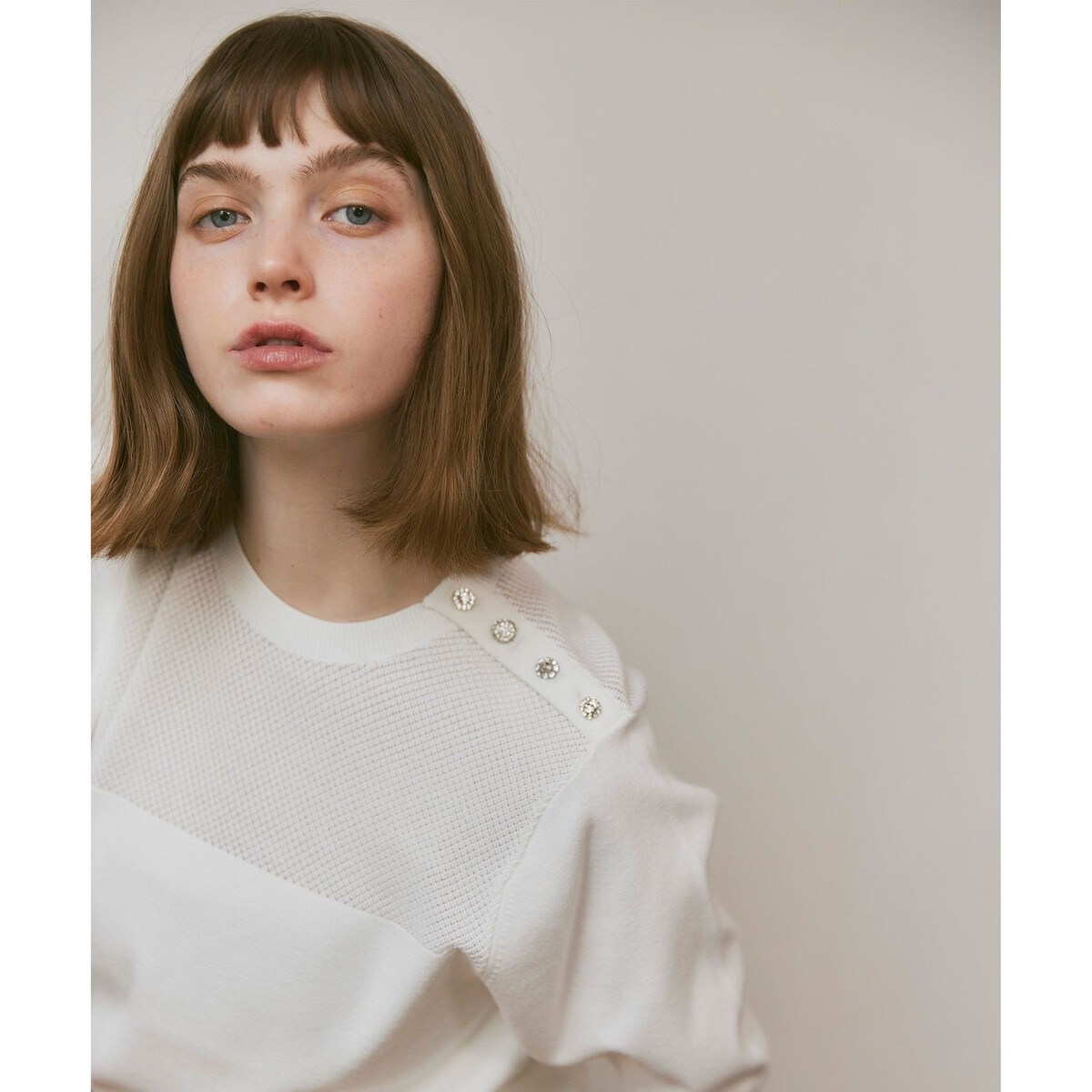 美品　LOULOU WILLOUGHBY ショルダービジュープルオーバー白 LOULOU WILLOUGHBY】ショルダービジュープルオーバー | ルルウィルビー