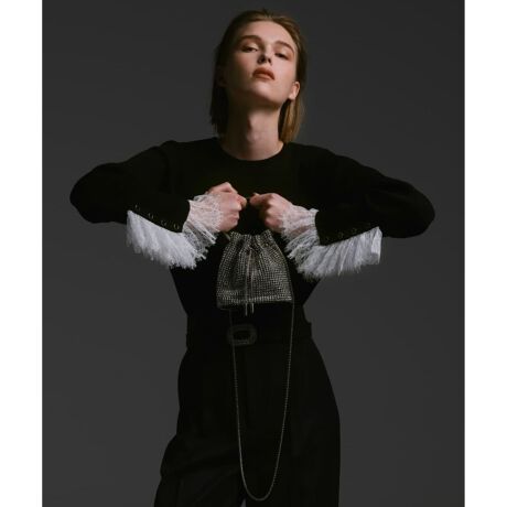 [^ԁF21251650010]yLOULOU WILLOUGHBY 2025 spring&summerzLLƃS[WXɂ߂嗱̃NArW[Aтƕ~l߂悤ɂВobOB^bNȃOnhƃ`F[V_[2WAYACX^Cɍ킹Ďς邱Ƃ\łBIP[Wɂ͂AJWAȒȂNXɃNXAbvɂIXXBƖ̊֌WɂAۂFČꍇ܂B܂p\REX}[gtHȂǂ̊ɂAiƉ摜̃J[قȂꍇ܂B\߂B