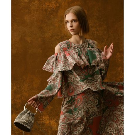 [^ԁF21252013050]yLOULOU WILLOUGHBY  2025 autumn&winterzItVfUC̃uEXBC^ARATTIЂ̐ngpV[ỸghyCY[́A_Ci~bNȃTCYƉOCbV~gƃOCbVIWsNC|[g炵vgłB̃{͑OAAA{сAтȂǌѕňۂςfUCłBɂčLVGbg͏炵ۂo܂Abt̉ɃoXg^bNꒅp̔Ă܂Bfނ̃s[X̏ɒpR[fBlCg߂łB􂢉\łyX^btRgzC|[gngpItVuEXBjAX̂J[OƑ_ȃyCY[C|[gȂł͂̉؂₩oBR͌шʒuŃ{̑傫⌨̗Ƃ𒲐ďʂɂĈۂςĂy݂܂BRpNgȒ䊴ŃAEg܂܃oXǂ܂AnCEGXg{gƂDłBChX[u茳ɉ؂₩vXBƂy₩ȃ|GXenŏ̎c鎞H[h1łBƖ̊֌WɂAۂFČꍇ܂B܂p\REX}[gtHȂǂ̊ɂAiƉ摜̃J[قȂꍇ܂B\߂B