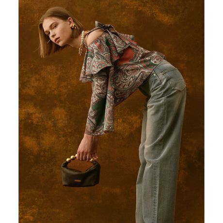 [^ԁF21252012090]yLOULOU WILLOUGHBY  2025 autumn&winterz66J[LOULOU WILLOUGHBYX܂ƃICVbv̔ɂȂ܂B悢Be[ŴH{A肰Ȃ肪iƂꊴĂ{BtF~jȃACe̊OƂĎĂ̂߂ŁAR[fBl[gɂȂꊴvXĂ܂B61ԐF͋߂̃u[`ōV[Y炵J[ɎdグAX^CÕANZgɁBוɂ͒Ԃ̃IWi^bNt̗pAuh炵fBe[|CgłByX^btRgzEBr[V`̃fjpcoꂵ܂BBe[WA炵VGbgŏiɂ܂BnCEGXgȃfUCŁAXbLArɌĂ܂Bfjn͏_炩̂gpĂApc̕Ƃ̂fUCȂ̂Ŋyɒp܂BcȂ򊴁cȂňcʐn̏dcʗncȂLkcȂ􂢉\łƖ̊֌WɂAۂFČꍇ܂B܂p\REX}[gtHȂǂ̊ɂAiƉ摜̃J[قȂꍇ܂B\߂B