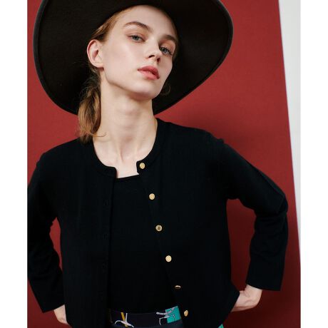 [^ԁF21252016180]yLOULOU WILLOUGHBY  2025 autumn&winterzNԐlC̃X[p[t@CmE[ŁARpNgȃJ[fBKoBN͐VF̑ɁAgh̃Ip[hvgvXĉ؂₩ȓWJɂĂ܂B̃vI[o[ƏiATuƂĒ̂XXByX^btRgzmE[V[YNoBx[VbNɂgJ[fBK^Bɑ@ۂׂ̍mE[ŕ҂܂ꂽjbgńA炩ŏ_炩ȃ^b`łBۉ̌ʂ͂zAoɗDAɂs}ĉKȒSnłBrĨjbgnł̂ŃWPbg̃Ci[ɂ߁B̃S[h{^ANZT[oŉ؂₩ȈہBÔȂŒ1łBN̓gh̃Ip[h߁BJWA킹͂A[XACe⃌fBȃX^COɍ킹̂N炵łB􂢉\łƖ̊֌WɂAۂFČꍇ܂B܂p\REX}[gtHȂǂ̊ɂAiƉ摜̃J[قȂꍇ܂B\߂B