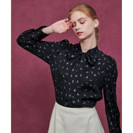 [^ԁF21252013150]yLOULOU WILLOUGHBY  2025 autumn&winterz`ṽe[}AgW[{bNXi󔠁jJeeee`[tɂWK[hfށBꂩ畿쐬ăIWiőfނ肵Ă܂Bn̖nɂ̃WK[hāAS[hƃVo[̃ŕIɕ𕂂Ă܂B@ׂȕɖnoł܂B؂₩ȈiłBVvȃ{^C̃uEXłBRɑ߂ɃMU[Ėc܂đ̓JtXɃ^bNăXbLƂ܂BijȂǂ̃Ci[ɂg₷Aꖇł؂₩ȃACełBƖ̊֌WɂAۂFČꍇ܂B܂p\REX}[gtHȂǂ̊ɂAiƉ摜̃J[قȂꍇ܂B\߂B