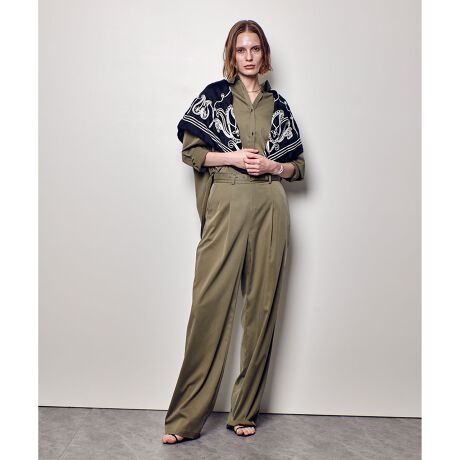 [^ԁF20252013290]yallureville 2025 autumn&winterzJVN[ƂĂĂ2waydl̃VcBH̑y߂AZbgAbvŒĒtBuLvV[ŶĂłB̂LvTeɉH{Are[W̗lȕɎdグ܂BGKg̒ɃJWÂ镵͋C͂łBg͂ďƂ̂TCYɂĔoAJVN[ɂȂĂ̂ŃoX₷AlXȃ{gɍ킹₷fUCɂĂ܂Bꂩ̃V[ÝAHDƂĂ􂵁A܂H[܂ĂCi[Ƀ^[glbN┖̃VA[̒킹ĒƂ߂łBfނł肵ĂutBu^bNpcvutBui[XJ[gvƃZbgAbvły߂ACełByX^btRgẑLvTeꂽۂɎdグĂ܂B悭Ƃ̂TCYoBCAEgJVN[܂ŕ͋CςĒĂ钅񂵗͂̍PBꂩ̎̌yHDƂĂ劈ԈႢȂłBg͂Ƃ芴邽߁A^[glbNVA[fނ̒Ci[C[hĂƃOV[YĂ܂B􂢉\łƖ̊֌WɂAۂFČꍇ܂B܂p\REX}[gtHȂǂ̊ɂAiƉ摜̃J[قȂꍇ܂B\߂B