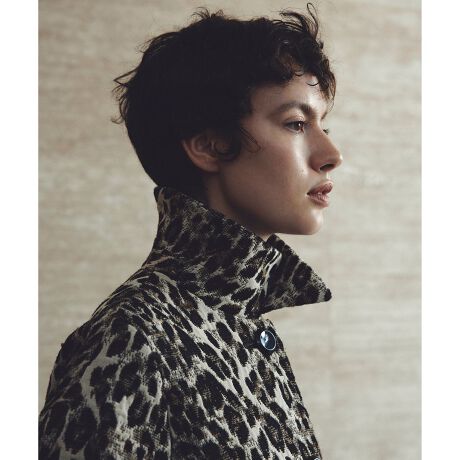 [^ԁF21252017030]yLOULOU WILLOUGHBY  2025 autumn&winterzfނSeterie ArgentiЃC^ABRqËۓIȃWK[hfށB`C̃VGbgIȃJbeBOłpɔoĂ܂Bnɂ̓sNgp`[~OȈۂɂĂ܂BNVbNŋMdȖtgpBƑ̃p^[ɍSACĂ܂BĒƉ炵ۗfUCɁAñsNĂEł|CgƂȂR[głByX^btRgzC^ASeterie ArgentiЂ̃WK[hngpR[gB̂ȂN[g[̃Ip[hłBƂVGbgȂ̂ŃAE^[ƂĒłƂ͂AWPbgoł鐶nłB͂RN[VGbgŊۂ݂܂Bh߂̕Ƃ̃oXĂ炵fUCłB@͕GŃ~j{gƂ̃oXBfjpcŃJWA_E߂łBp:d:ʃ|Pbg:藠n:聦Ɩ̊֌WɂAۂFČꍇ܂B܂p\REX}[gtHȂǂ̊ɂAiƉ摜̃J[قȂꍇ܂B\߂B