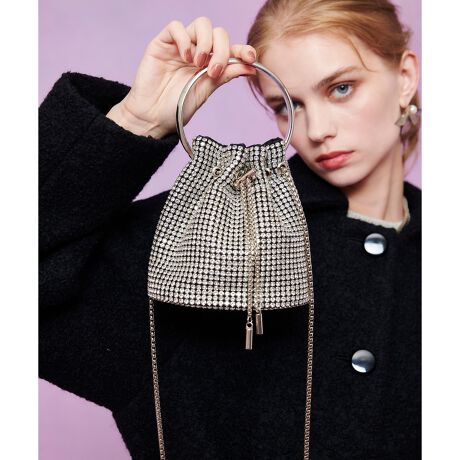 [^ԁF21252650010]yLOULOU WILLOUGHBY 2025 autumn&winterz嗱̃NArW[ґɕ~l߂ALLƃS[WXɋPВobOB^bNȃOnhƃ`F[V_[2WAYdlŁACX^Cɍ킹Ďς܂B؂₩ȃV[ɂ͂AJWAR[fɎ΁A̑CɃNXɃNXAbvBR[fBl[g؂₩ɊiグĂACełBƖ̊֌WɂAۂFČꍇ܂B܂p\REX}[gtHȂǂ̊ɂAiƉ摜̃J[قȂꍇ܂B\߂B