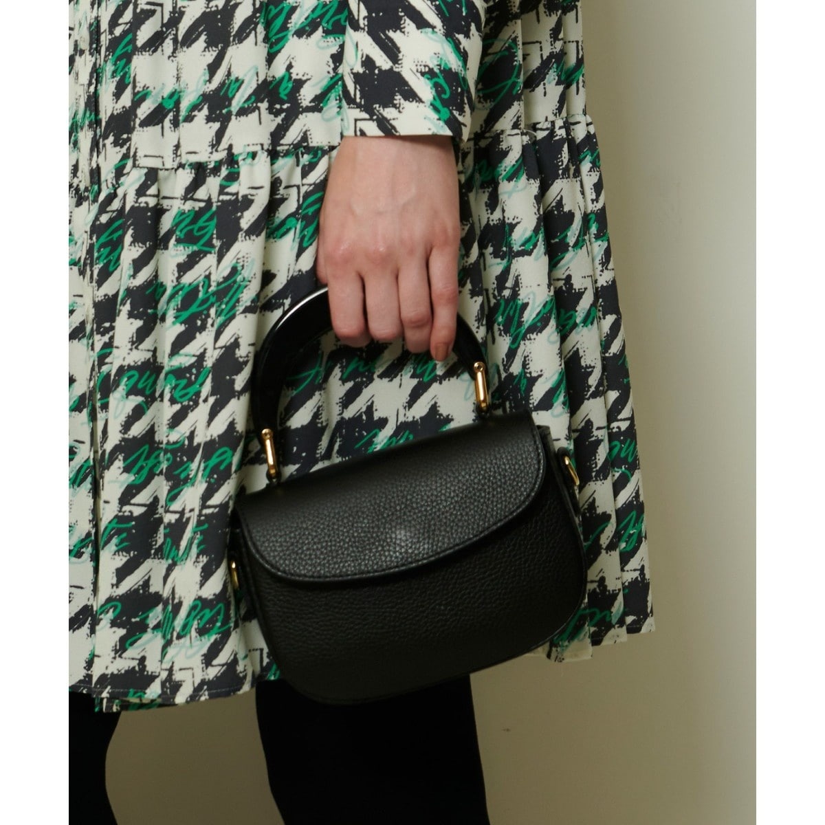 25SS新作美品✨定価半額！アルアバイルヴィエナラタンバケットショルダーバッグ 25SS新作美品✨定価半額！アルアバイルヴィエナラタンバケット