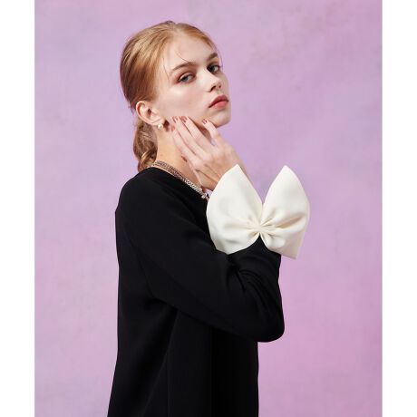 [^ԁF21261013020]yLOULOU WILLOUGHBY  2026 Spring & SummerzgAZ̃LC߂Ń[ĥ_uNXfނgpBɂ͑傫ȃ{ĂA茳؂₩ɉoĂ܂B̕g̓VvȃfUCɁB͂ق茩悤ɎdĂĂ܂BgBKɂ̓{AC{[̔zFɂĂ܂BgAC{[ɂ͓F̃{t܂BƖ̊֌WɂAۂFČꍇ܂B܂p\REX}[gtHȂǂ̊ɂAiƉ摜̃J[قȂꍇ܂B\߂B