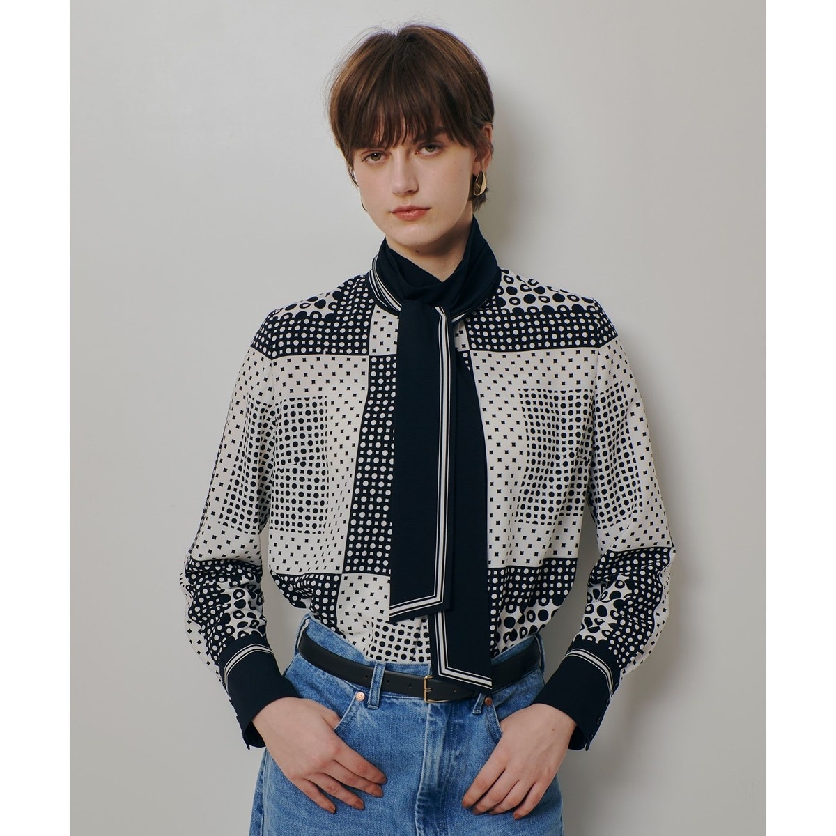 幾何プリントボウタイブラウス