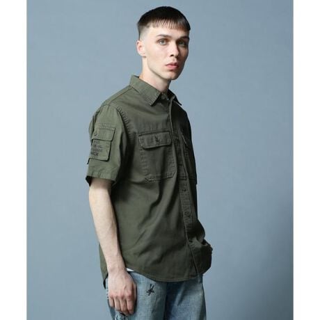 [^ԁF7833923001]BASIC FATIGUE SHORT SLEEVE SHIRT ^ x[VbN t@eB[O  VcOZ[łsFATIGUEtV[Y̔VcBƂRbgcCngpAVIREX炵ځBfUCAVIREX̃OZ[ut@eB[OTVcṽfUCJ[LVcɗƂ܂ꂽ1BڂAVIREXƂ킩鑶݊̃VcɂȂĂBVvȃfUC̒ɂA~^[fBeB[ƃOtBbN[NƂ܂ꂽBꖳ̃ACeByAVIREX^ABbNXz1975NɃAJR̃RgN^[ƂđnƂAtCgWPbgł̔FmxIɍ߂B~^[ɋNABbNX́A@\IȃfUCoL̔ɎxĂB̌Iȕ\́AfuCfB[EW[YvugbvKvutBXxvȂǂ̃XN[ł􂵁Aт𗁂тB̖ʂ̖fUCAmX^WbNȖ킢͍ȂȆ̐lXxꑱĂB