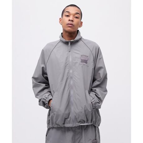 [^ԁF7835152008]yAVIREXVbvziFNYLON PIPING STAND JACKETiڍׁEyʂ̃iCWPbgEɂ͂ɂ͓FŃShJfUCEANZg郊tN^[̃pCsOݍ񂾎dlEnARVȂyʂȃiC^bT[ngpETCY̓[YȃVGbguhi:7835110024 ^ iFNYLON PIPING PANTSƃZbgAbvł̒p\ByAVIREX^ABbNXz1975NɃAJR̃RgN^[ƂđnƂAtCgWPbgł̔FmxIɍ߂AVIREX́A1985NAfUCւ̕s̐_ŃX|[cJWAɂioBAVIREX VARSITÝA"ÂǂAJ"e[}ɂX|[cCŁAABbNXȂł͂̃J[OƓƑnIȃOtBbNfUCHIPHOPV[𒆐SƂlCA[eBXgX|[cIɍDŒpAč̎҂̃Xe[^XuhւƊg債BNVJłȂǂȃV[łF򂹂ȂAVIREX VARSITỸEFÁAʂ⍑Ђ킸AAJq[[̐_M邷ׂĂ̐lɍxꑱĂB