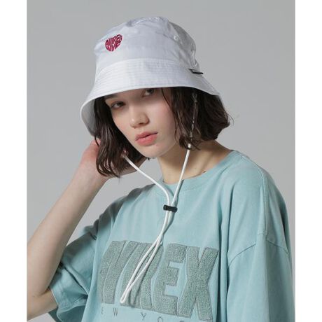 [^ԁF7835174602]2025 SPRING&amp;SUMMER ITEM HEART LOGO HATEƂfފEAVIREXn[g^̎hJŕ\BER͎O\߃X^COX|[eB[ŃANeBuȕ͋CɃsb^Bx[VbNȃzCgCubNAIVȍFɂ҂ȃp[v̂RFWJłByAVIREX WOMANz{iIȃ~^[EFA@\ƃfUCfB[XJWAɓeCBI㐫̂郌fB[XuhƂđARADSAzƂĉȓl̏֌fBXJWAĂĂ܂B