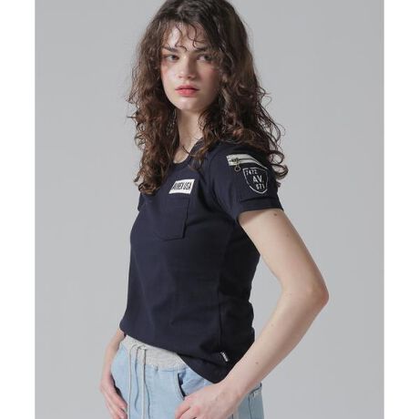 [^ԁF7835935603]STANDARD ITEM FATIGUE T-SHIRTE莝̂̓VfނgpsVcE~^[̃t@eB[OpcCXpC[ꂽ|PbgɕtĂ܂BE1ŃT}ɂȂfUĈACe߃X^COFWXgTCYł悭ĒTVcBfjJ[Spcł悭AXJ[gŃJWAɁBP͎ĂAVIREXԃACełByAVIREX WOMANz{iIȃ~^[EFA@\ƃfUCfB[XJWAɓeCBI㐫̂郌fB[XuhƂđARADSAzƂĉȓl̏֌fBXJWAĂĂ܂B